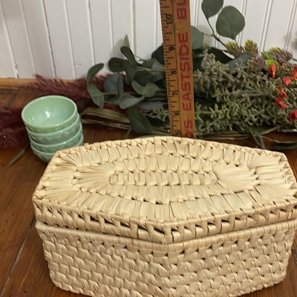 Vintage Boho Woven Wicker Straw Basket with Lid - Picture 11 of 11